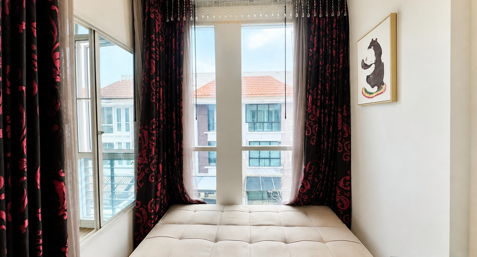 For sale 3 bedrooms townhouse in Wang Thonglang, Bangkok