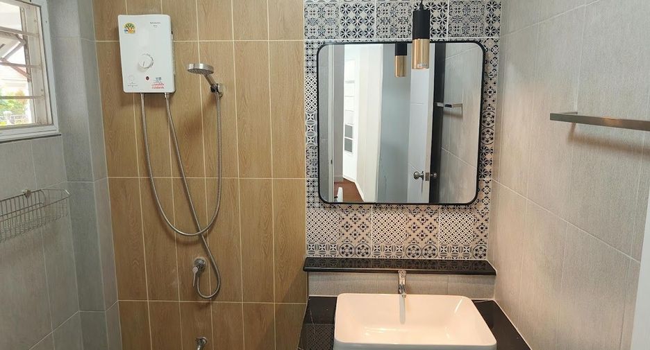 For rent and for sale 4 bedrooms house in Lat Krabang, Bangkok