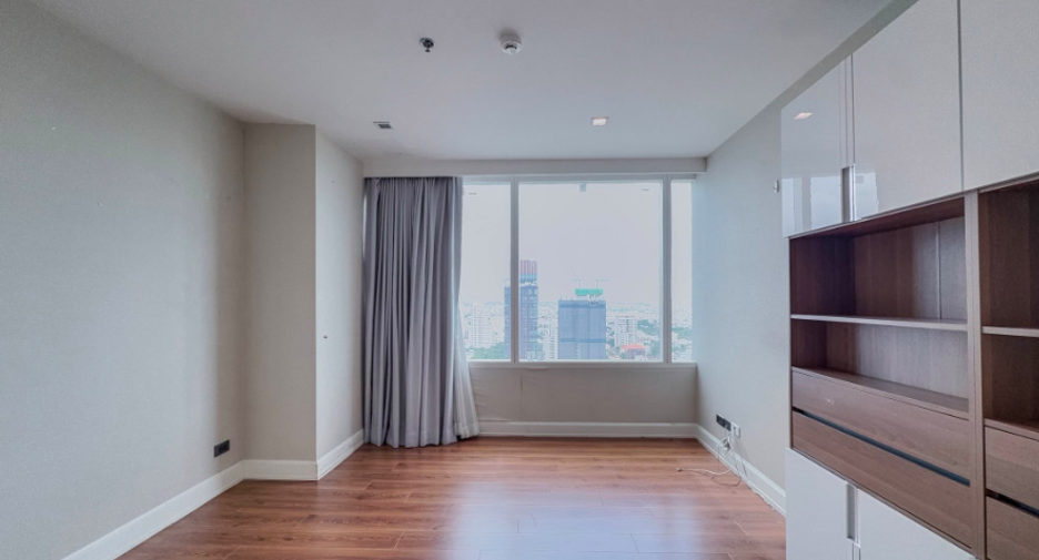 For sale 3 bedrooms condo in Watthana, Bangkok
