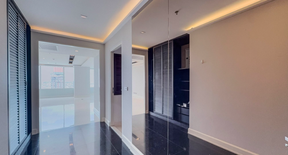For sale 3 bedrooms condo in Watthana, Bangkok