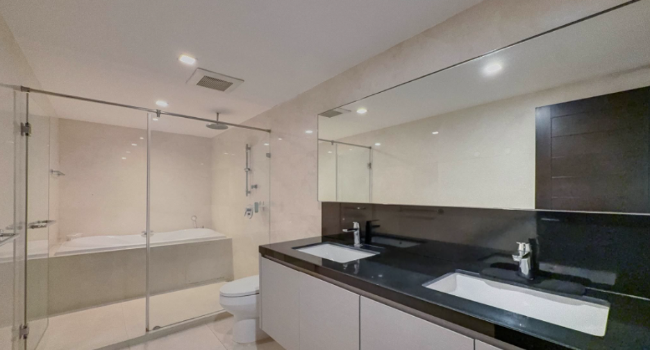 For sale 3 bedrooms condo in Watthana, Bangkok