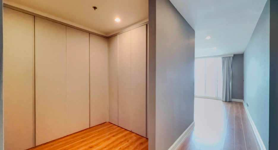 For sale 3 bedrooms condo in Watthana, Bangkok