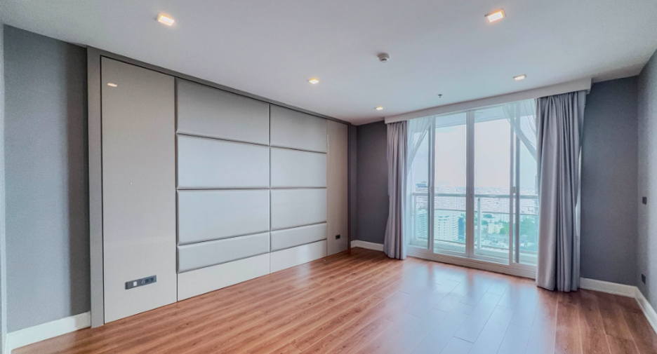 For sale 3 bedrooms condo in Watthana, Bangkok