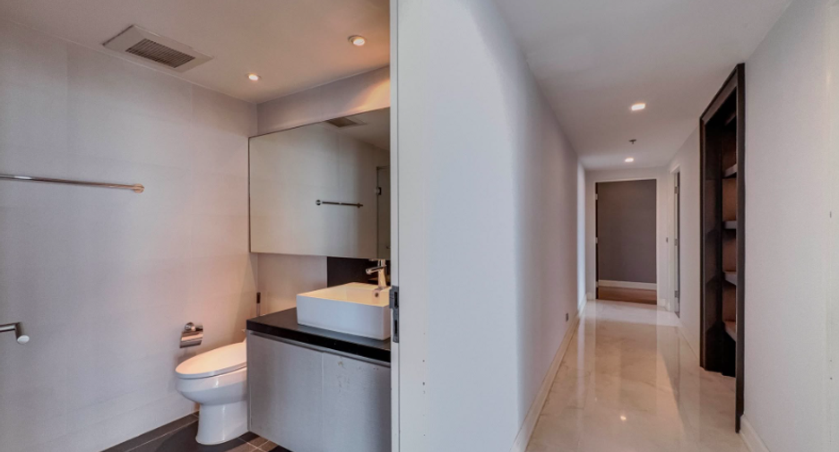 For sale 3 bedrooms condo in Watthana, Bangkok