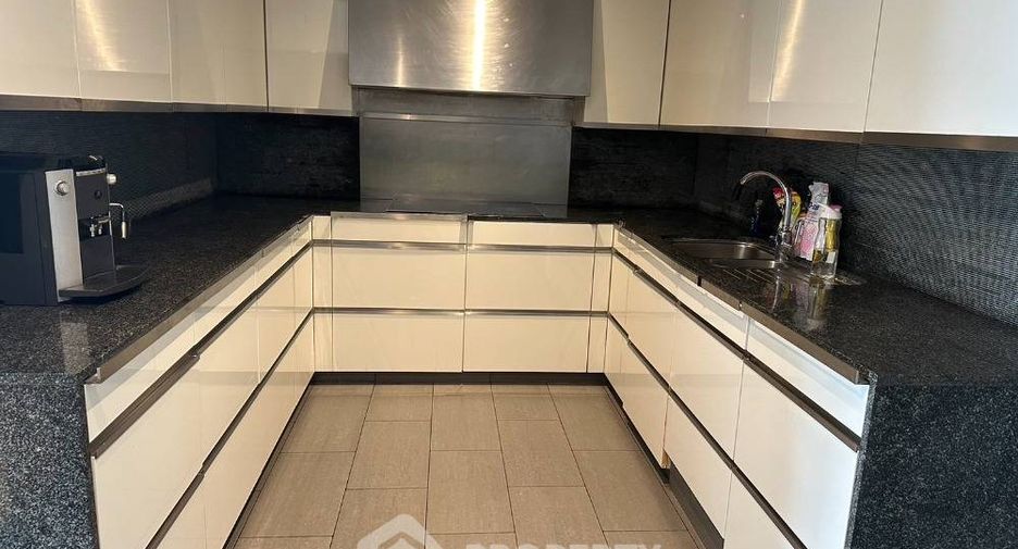 For sale 3 ベッドルーム condo in Sathon, Bangkok