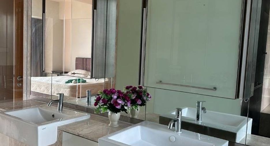 For sale 3 ベッドルーム condo in Sathon, Bangkok