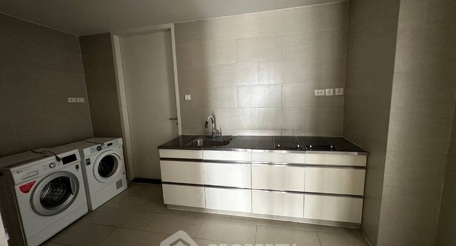 For sale 3 ベッドルーム condo in Sathon, Bangkok