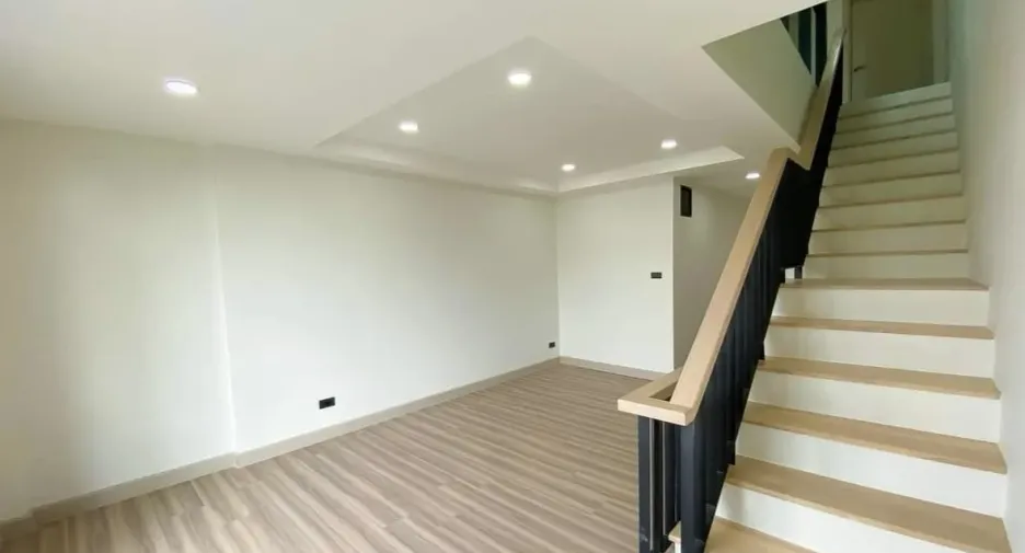 For rent 3 bedrooms house in Phra Khanong, Bangkok