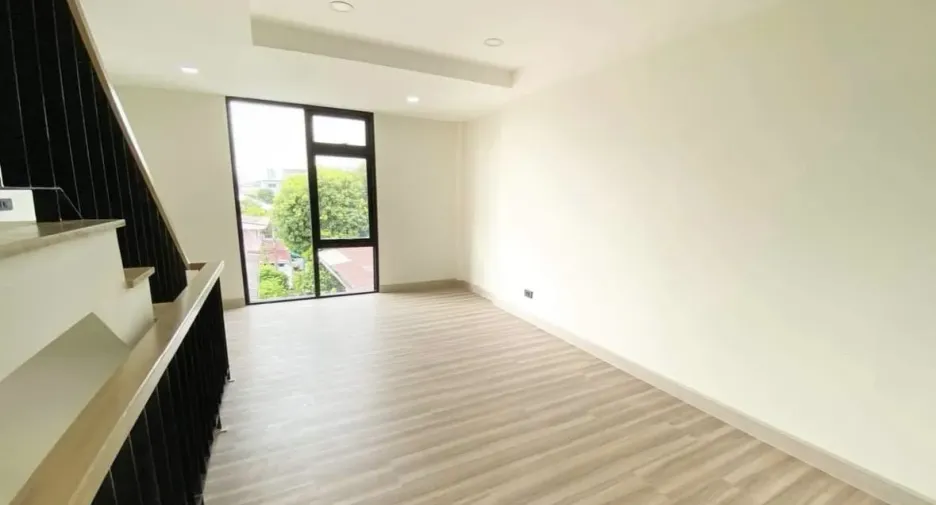 For rent 3 bedrooms house in Phra Khanong, Bangkok