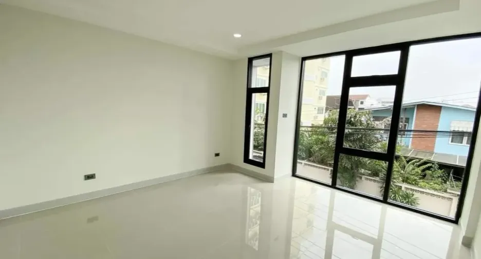 For rent 3 bedrooms house in Phra Khanong, Bangkok