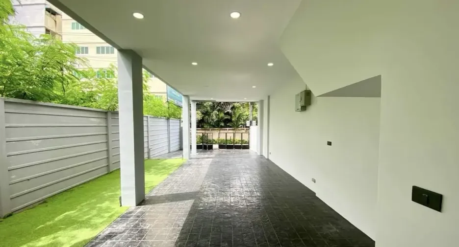 For rent 3 bedrooms house in Phra Khanong, Bangkok