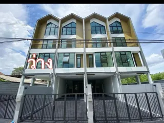For rent 3 bedrooms house in Phra Khanong, Bangkok