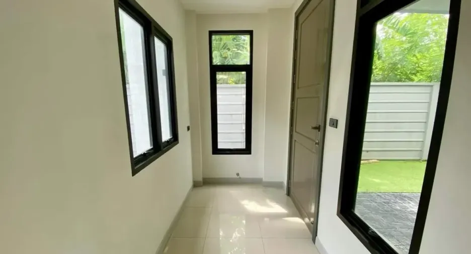 For rent 3 bedrooms house in Phra Khanong, Bangkok