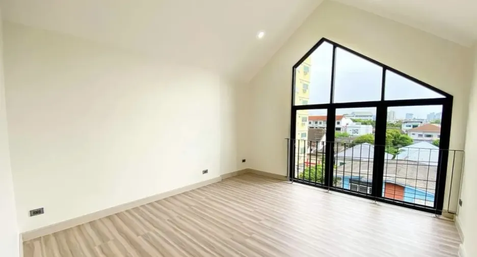 For rent 3 bedrooms house in Phra Khanong, Bangkok