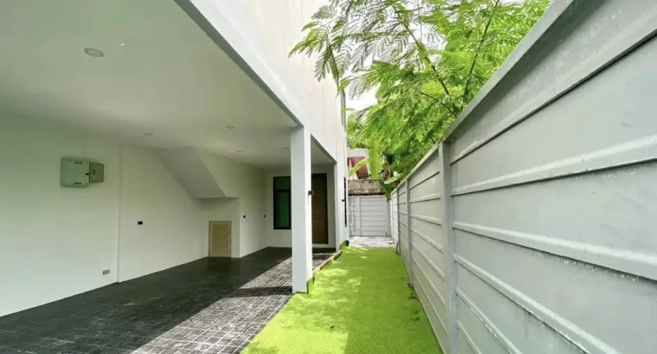 For rent 3 bedrooms house in Phra Khanong, Bangkok