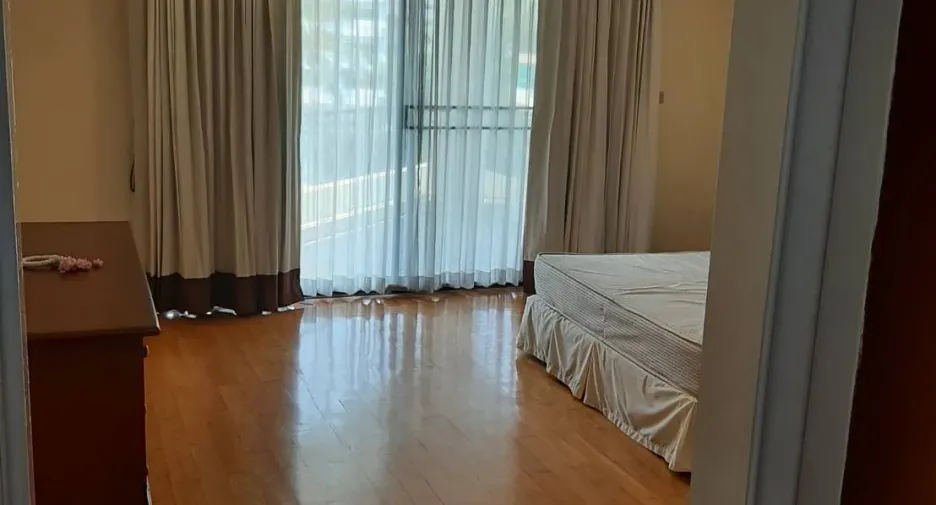 For rent 3 bedrooms apartment in Khlong Toei, Bangkok