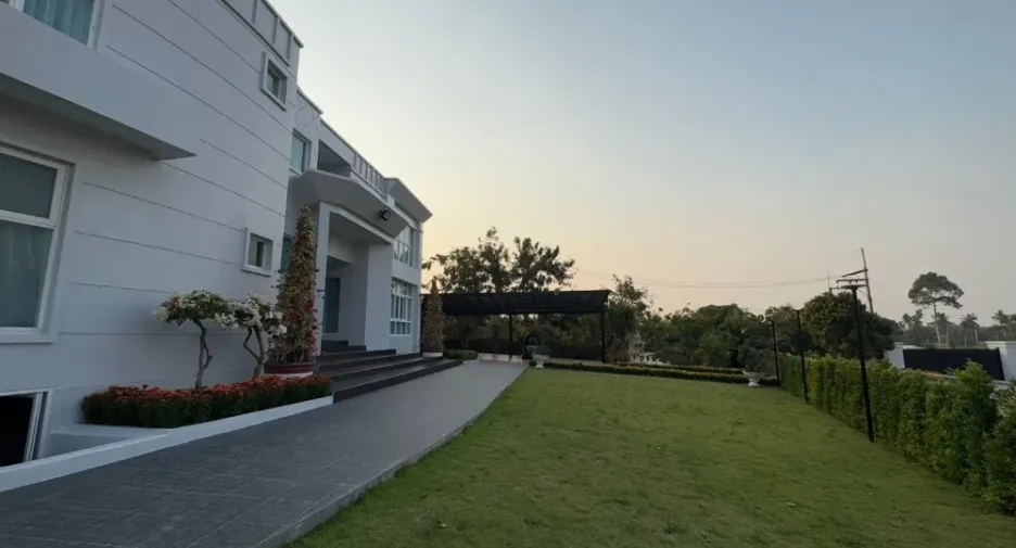 Villa zur Miete und zum Kauf mit 6 Zimmer in East Pattaya, Pattaya