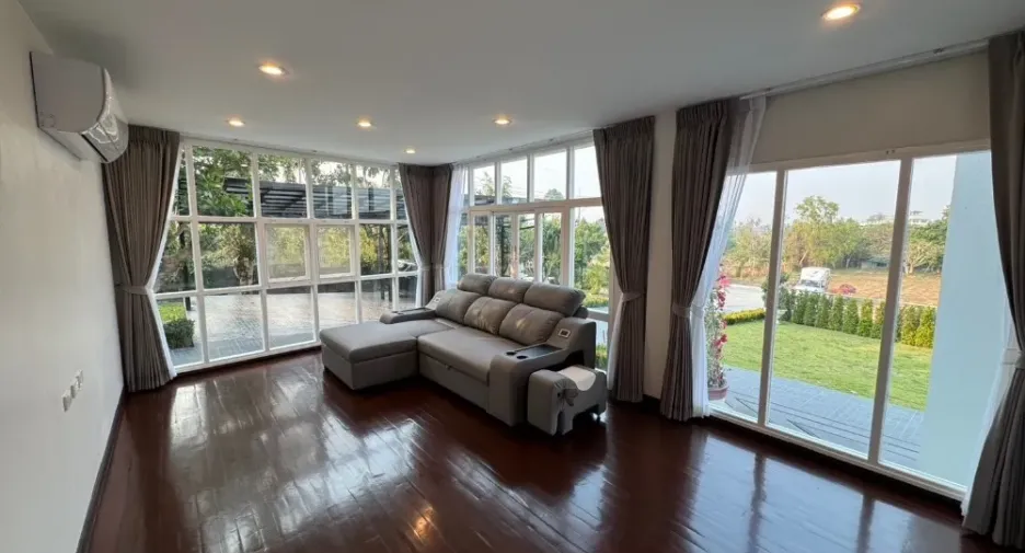 Villa zur Miete und zum Kauf mit 6 Zimmer in East Pattaya, Pattaya