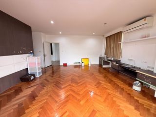 For sale and for rent 4 bedrooms office in Huai Khwang, Bangkok
