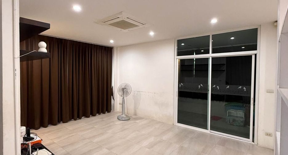For sale and for rent 4 bedrooms office in Huai Khwang, Bangkok