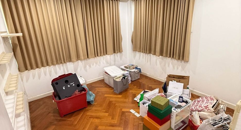For sale and for rent 4 bedrooms office in Huai Khwang, Bangkok
