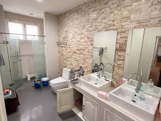 For sale and for rent 4 bedrooms office in Huai Khwang, Bangkok