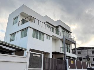 For sale and for rent 4 bedrooms office in Huai Khwang, Bangkok
