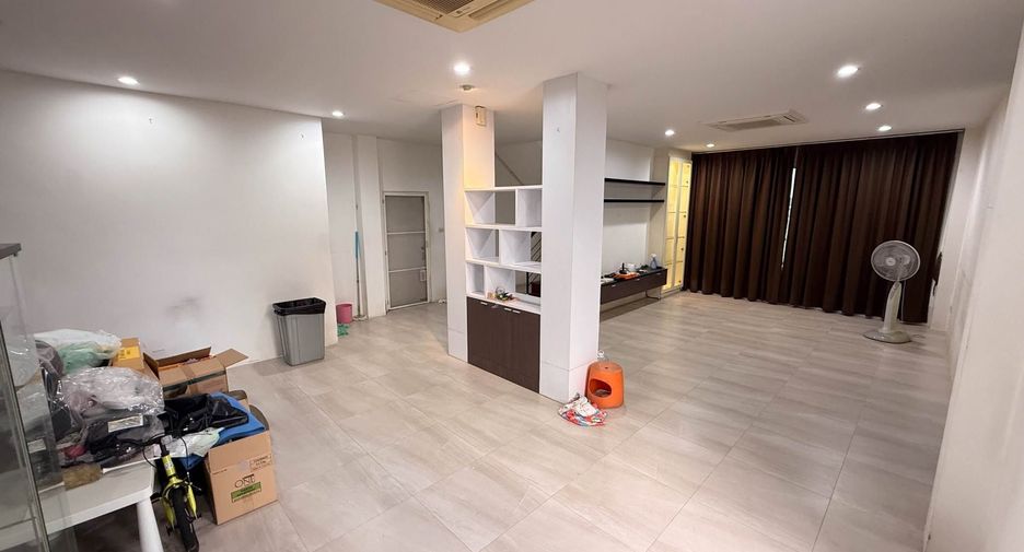 For sale and for rent 4 bedrooms office in Huai Khwang, Bangkok