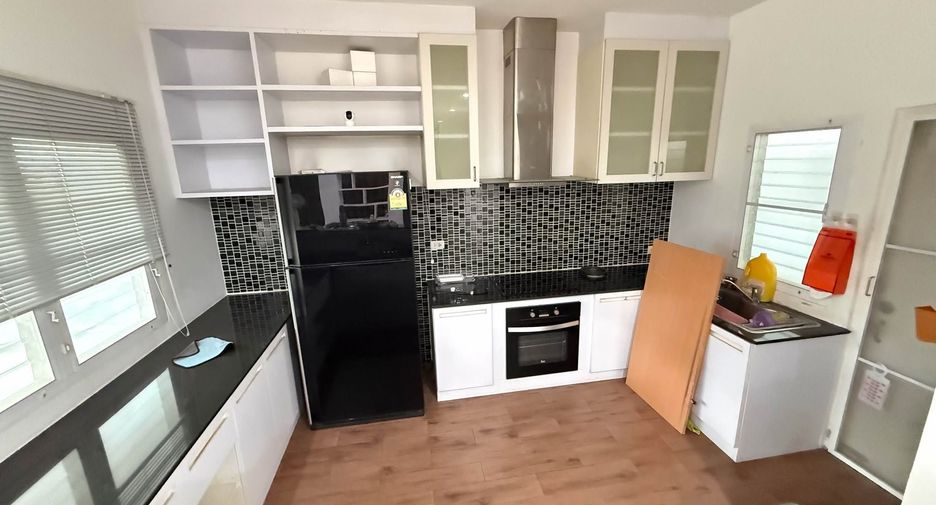 For sale and for rent 4 bedrooms office in Huai Khwang, Bangkok
