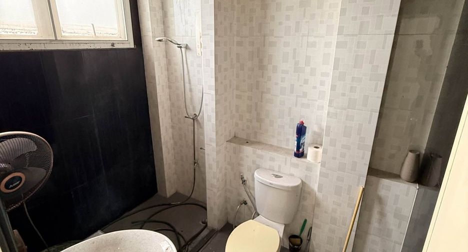 For sale and for rent 4 bedrooms office in Huai Khwang, Bangkok