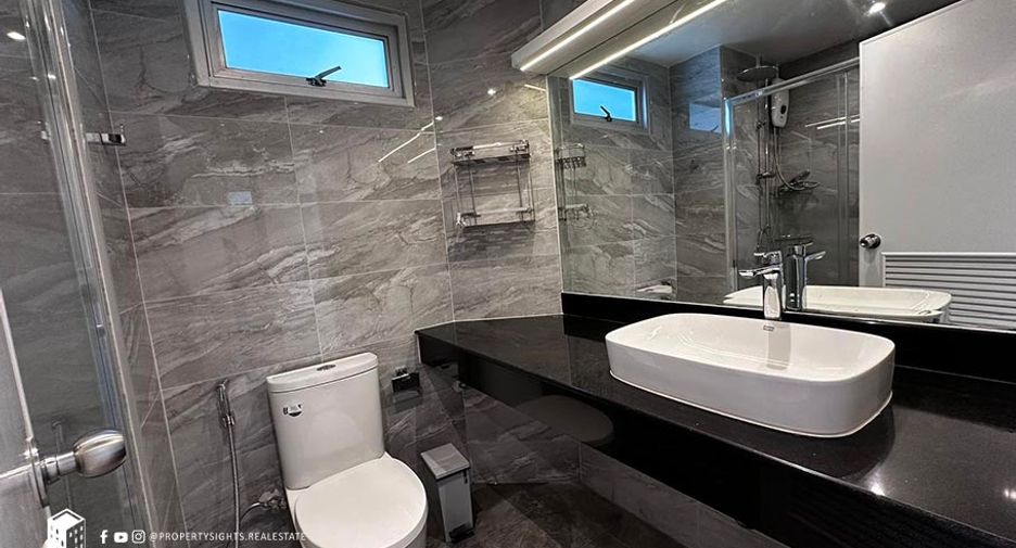 For rent 3 bedrooms condo in Yan Nawa, Bangkok