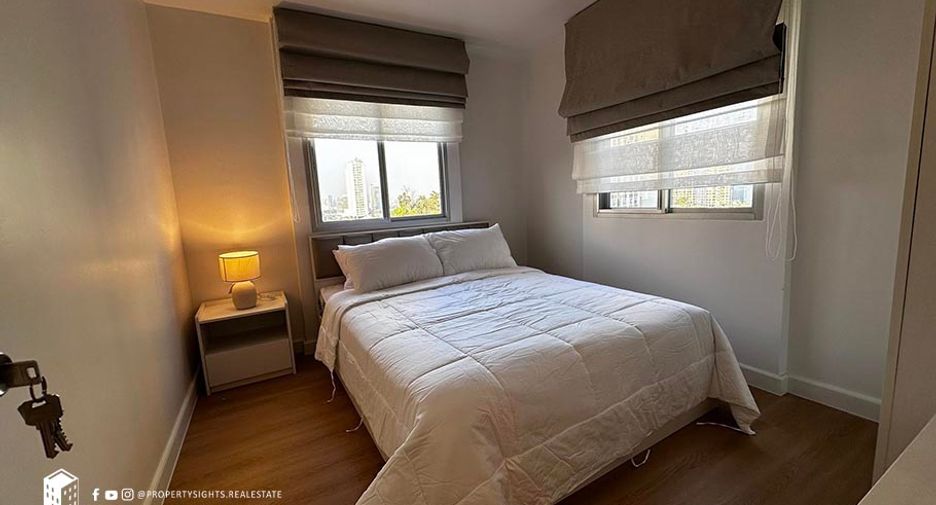 For rent 3 bedrooms condo in Yan Nawa, Bangkok