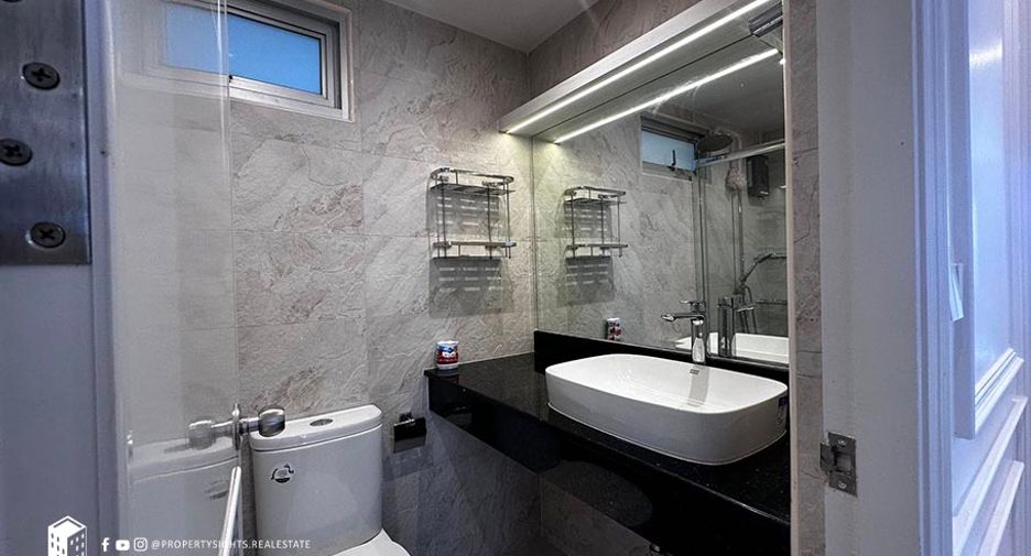 For rent 3 bedrooms condo in Yan Nawa, Bangkok