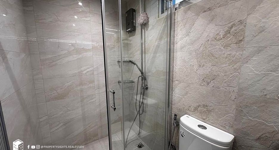 For rent 3 bedrooms condo in Yan Nawa, Bangkok