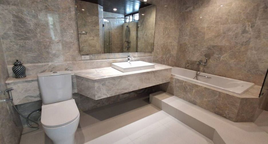 For rent 4 bedrooms condo in Khlong Toei, Bangkok