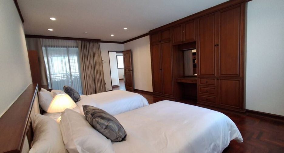 For rent 4 bedrooms condo in Khlong Toei, Bangkok