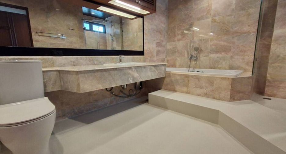 For rent 4 bedrooms condo in Khlong Toei, Bangkok
