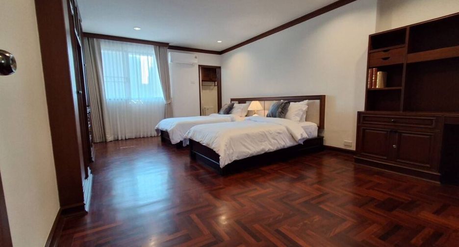 For rent 4 bedrooms condo in Khlong Toei, Bangkok