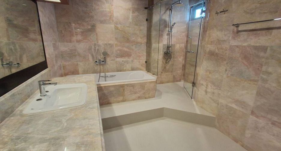 For rent 4 bedrooms condo in Khlong Toei, Bangkok