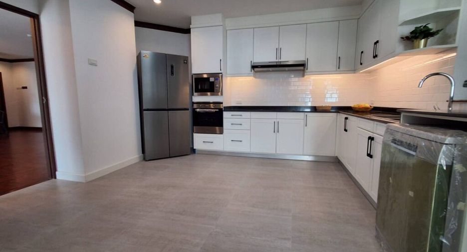 For rent 4 bedrooms condo in Khlong Toei, Bangkok