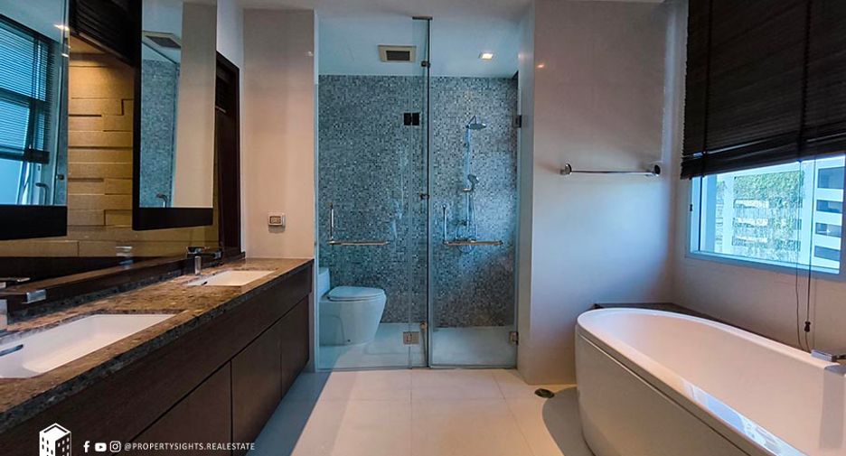 For rent 2 bedrooms condo in Yan Nawa, Bangkok