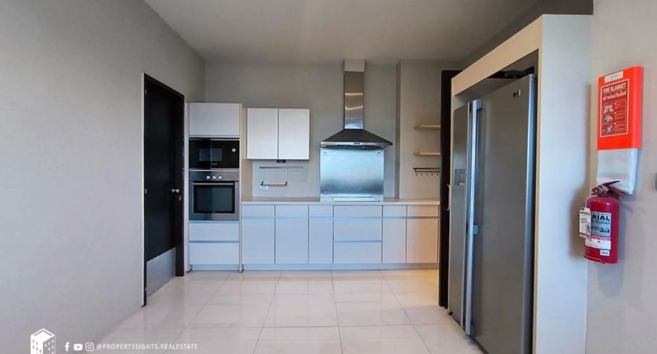 For rent 2 bedrooms condo in Yan Nawa, Bangkok