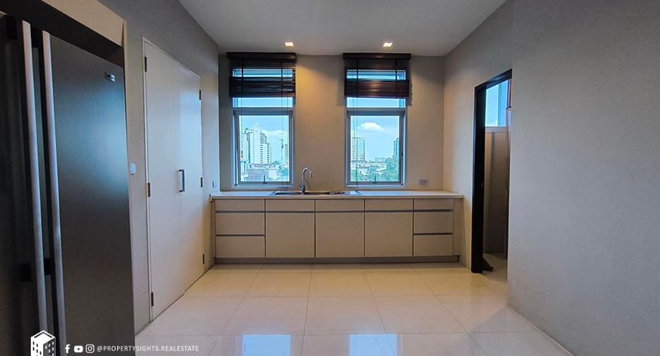 For rent 2 bedrooms condo in Yan Nawa, Bangkok