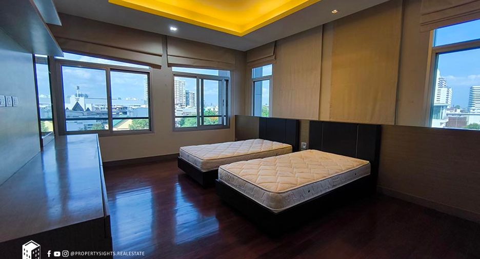 For rent 2 bedrooms condo in Yan Nawa, Bangkok