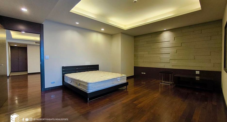 For rent 2 bedrooms condo in Yan Nawa, Bangkok