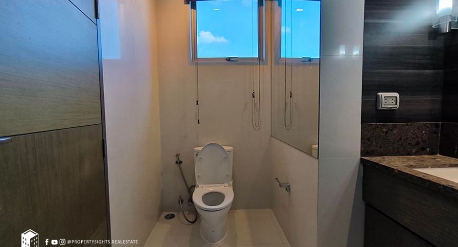 For rent 2 bedrooms condo in Yan Nawa, Bangkok