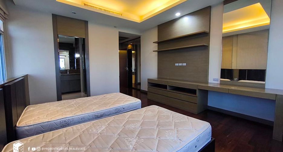 For rent 2 bedrooms condo in Yan Nawa, Bangkok