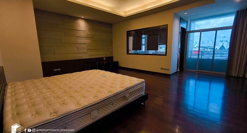 For rent 2 bedrooms condo in Yan Nawa, Bangkok