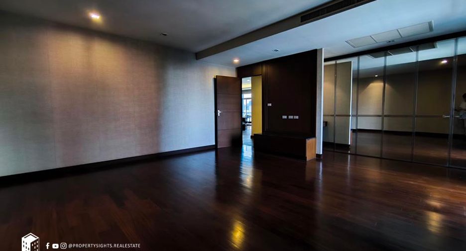 For rent 2 bedrooms condo in Yan Nawa, Bangkok