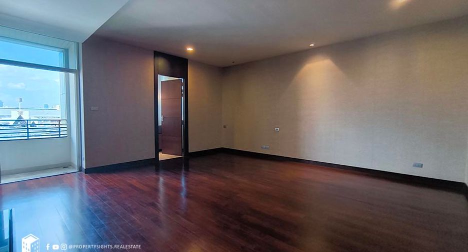For rent 2 bedrooms condo in Yan Nawa, Bangkok